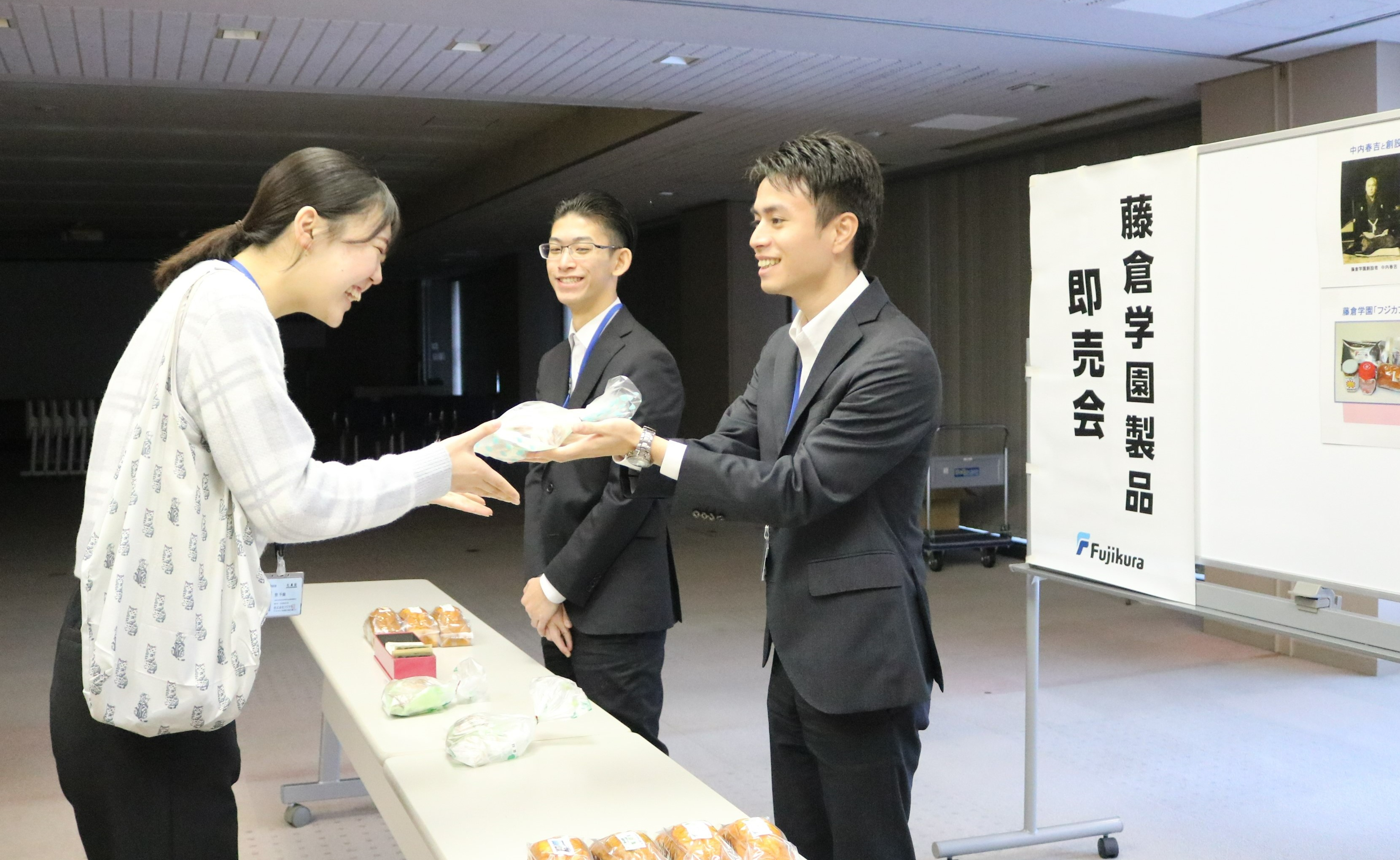商品を手渡しする様子